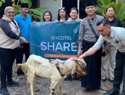 EXCOTEL Design Hotel Surabaya Salurkan Kambing CSR ke Warga Sekitar