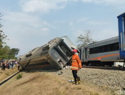 Evakuasi 3 korban terjepit dalam kecelakaan KRL vs KA Argo Bromo Anggrek