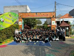 Santri Miftahul Khoir Kelola Sampah Mandiri di Lingkungan Warga Tasikmalaya