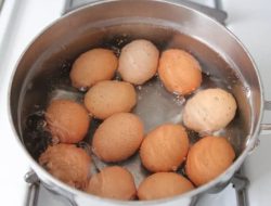 Cara merebus telur agar bakteri benar-benar hilang