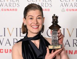 “You Know Who You Are”: Rosamund Pike Condemns Texting at Theatre