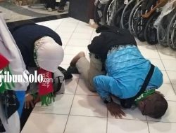 Momen haru jemaah di Solo, langsung sujud syukur tiba di tanah air