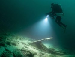 3000-Year-Old Italian Figurine: Diver’s Discovery Reveals Creator’s Fingerprints