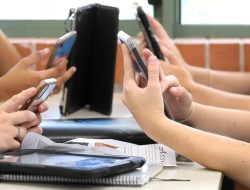 Aussie Schools Join Global Ban: Phones Out, Reading In