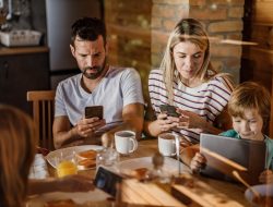 70% of Kids on Devices at Dinner – Parents Join the Screen Habit