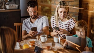 70% of Kids on Devices at Dinner – Parents Join the Screen Habit