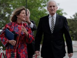 Caroline Kennedy moves in with daughter’s kids after her death