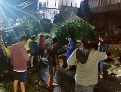 Tembok Penahan Tebing SMAN 1 Pamijahan Ambruk Diterjang Aliran Air Deras, Akses Jalan Tertutup Material Longsor