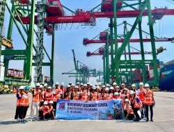 Siswa Queensway Secondary School Singapura Belajar Teknologi Pelabuhan Modern di TTL