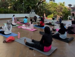 Morning Yoga di Java Paragon Surabaya Jadi Ruang Relaksasi di Tengah Padatnya Aktivitas Urban