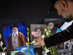 Tiga Putra Khamenei Hadir di Pemakaman, Di Mana Mojtaba?