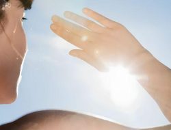 Gunakan Tabir Surya di Atas Make-up? Ini Rahasia Menghindari Luntur