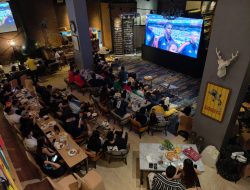 Ratusan Pecinta Sepak Bola Padati Java Paragon Surabaya, Nobar Final Pildun 2026 Meriah