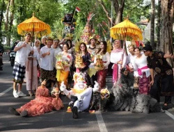 Rayakan HUT ke-81 RI, Mercure Surabaya Grand Mirama Gelar Karnaval Busana Daerah