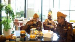 Hangatkan HUT Kemerdekaan, Excotel Surabaya Ajak 10 Veteran Meracik Wedang Jawi