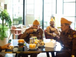 Hangatkan HUT Kemerdekaan, Excotel Surabaya Ajak 10 Veteran Meracik Wedang Jawi