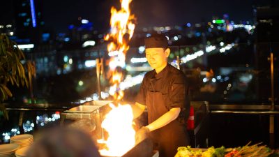 EXCOTEL Surabaya Tawarkan Sunset Chill & Grill, Ada BBQ dan Live Music
