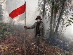 Merah Putih dan Api: Kisah Perjuangan Warga Desa Kandan Padamkan Karhutla di Tengah Semarak HUT RI ke-81