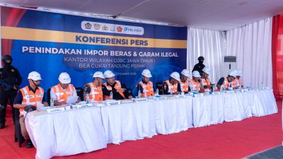 Bea Cukai Tanjung Perak Temukan 413 Ton Beras dan Garam dalam 15 Kontainer