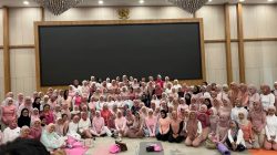 Kenakan Pink dan Putih, 150 Peserta Semarakkan Indoor Yoga di MYZE Hotel Sumenep