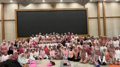 Kenakan Pink dan Putih, 150 Peserta Semarakkan Indoor Yoga di MYZE Hotel Sumenep