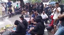 Warga Bogor Gelar Ruwatan dan Potong Kambing di Depan Kantor ATR/BPN Usai OTT KPK