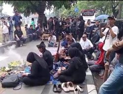 Warga Bogor Gelar Ruwatan dan Potong Kambing di Depan Kantor ATR/BPN Usai OTT KPK