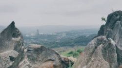 Formasi Batuan Unik dan Alami Merupakan Salah Satu Ikon Wisata Andalan Terbaik di Bukit Karangpara