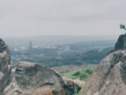 Formasi Batuan Unik dan Alami Merupakan Salah Satu Ikon Wisata Andalan Terbaik di Bukit Karangpara