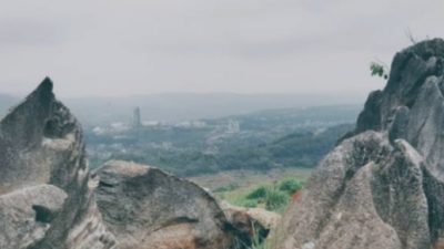Formasi Batuan Unik dan Alami Merupakan Salah Satu Ikon Wisata Andalan Terbaik di Bukit Karangpara