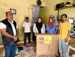 Anggota Komisi I DPR RI Fraksi Partai Golkar Trinovi Khairani Sitorus, B.A., Bagikan Kursi Roda untuk Warga Penderita Stroke